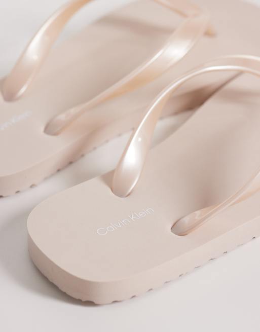 Calvin Klein Jeans – Zehenstegsandalen in Metallic-Rosa, 4 von 4