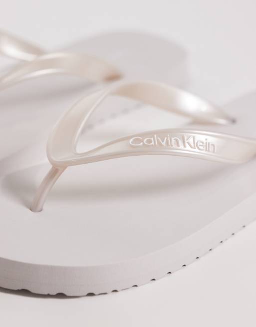 Calvin Klein Jeans – Zehenstegsandalen in Metallic-Silber, 2 von 4