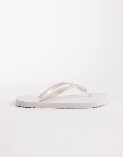 Calvin Klein Jeans – Zehenstegsandalen in Metallic-Silber, 3 von 4