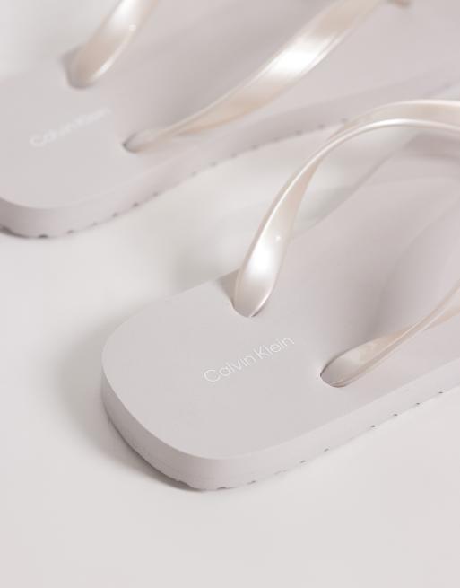 Calvin Klein Jeans – Zehenstegsandalen in Metallic-Silber, 4 von 4