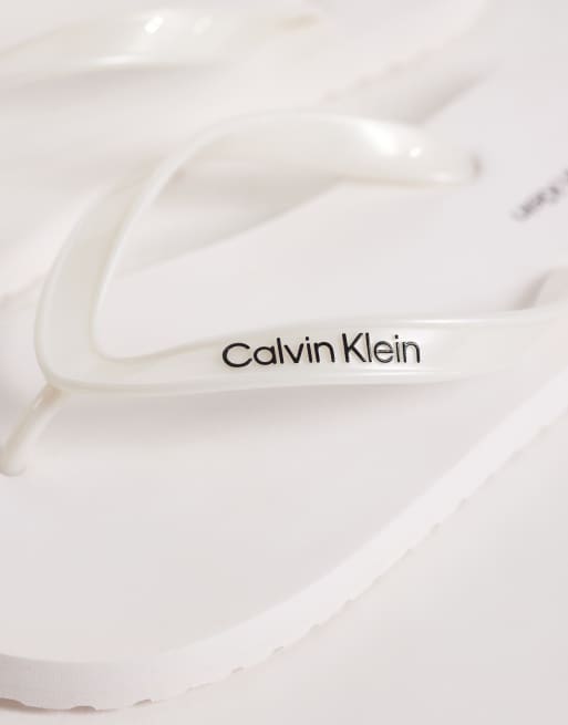 Calvin Klein Jeans – Zehenstegsandalen in Metallic-Weiß, 2 von 4