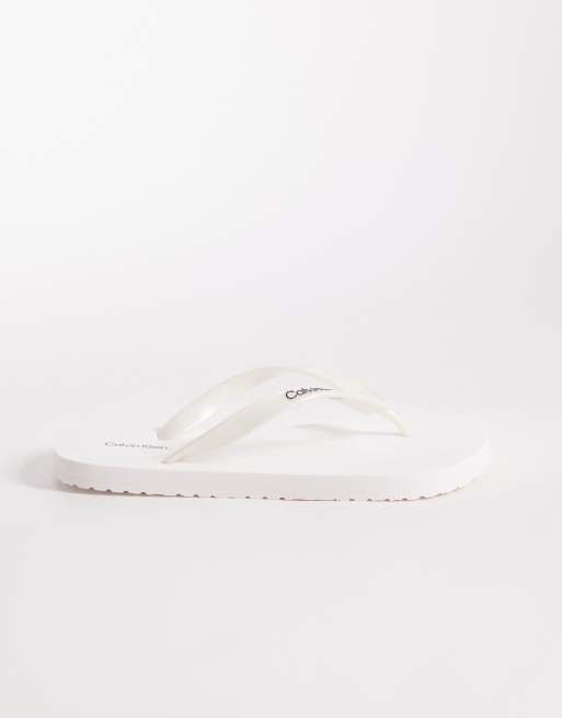 Calvin Klein Jeans – Zehenstegsandalen in Metallic-Weiß, 3 von 4
