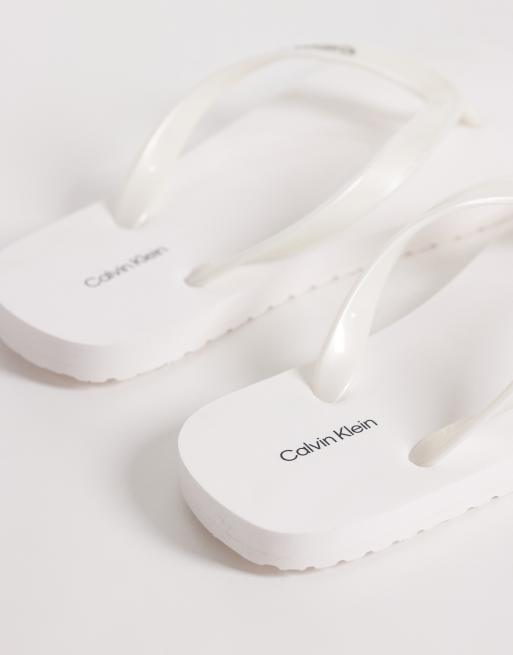 Calvin Klein Jeans – Zehenstegsandalen in Metallic-Weiß, 4 von 4