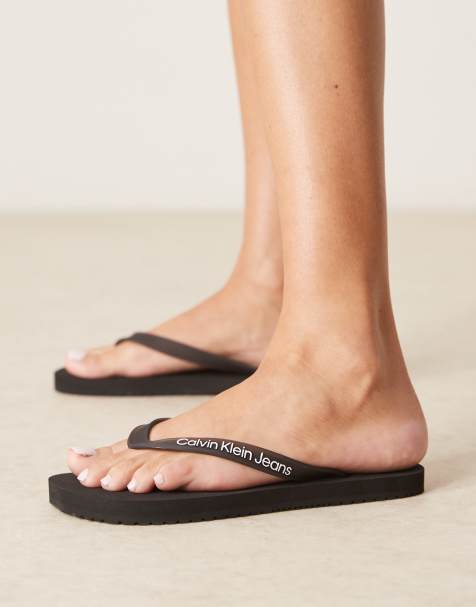 Calvin Klein Jeans – Zehenstegsandalen in Schwarz mit Logo - view 1