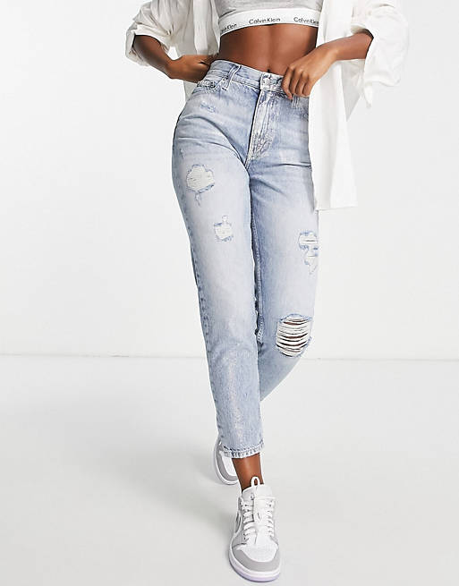 Calvin Klein Jeans – Zerrissene Mom-Jeans in heller Waschung | ASOS
