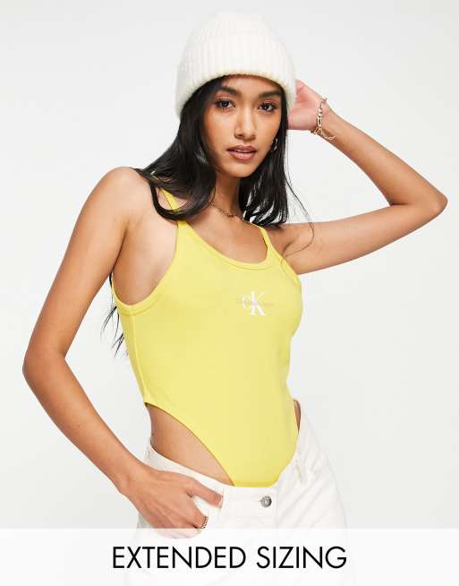 Calvin Klein Jeans – Żółte body z monogramem i głębokim wcięciem