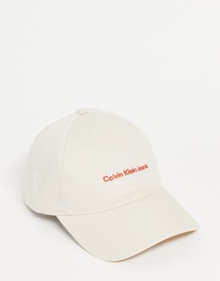 Calvin Klein Jeans – Zweifarbig schimmernde Kappe in Elfenbein
