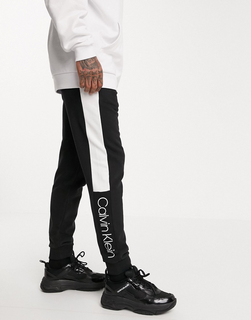 Calvin Klein - Joggers affusolati neri con banda con logo-Nero