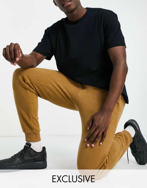 Calvin Klein – Jogginghose aus Polarfleece in Hellbraun, exklusiv bei ASOS
