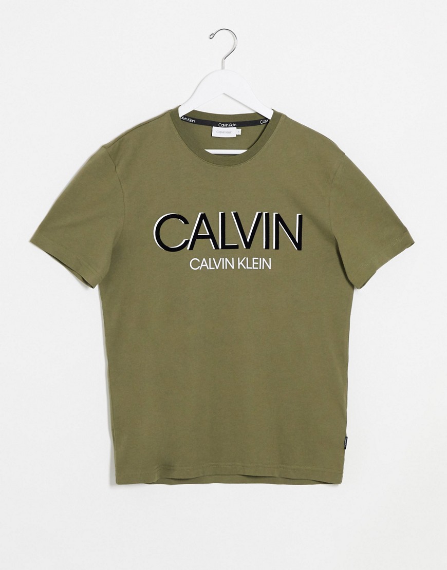 Calvin Klein - Kakifarvet t-shirt med stort kontrast skyggelogo-Grøn