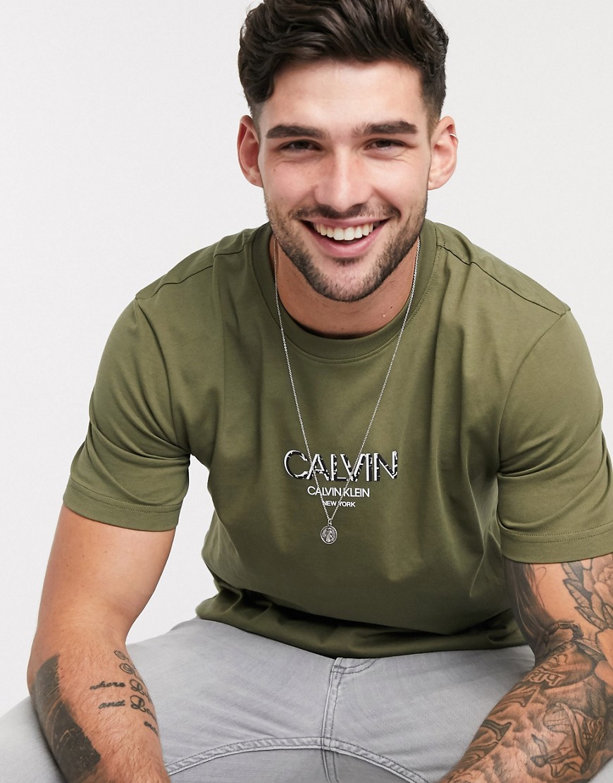 Calvin Klein — Kakifarvet T_shirt med lille kontrastfarvet skyggelogo-Grøn