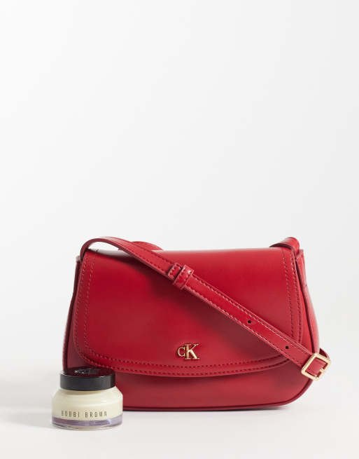 Calvin Klein Kameratasche mit Trageriemen und goldfarbenem Detail in Rot, 2 von 4