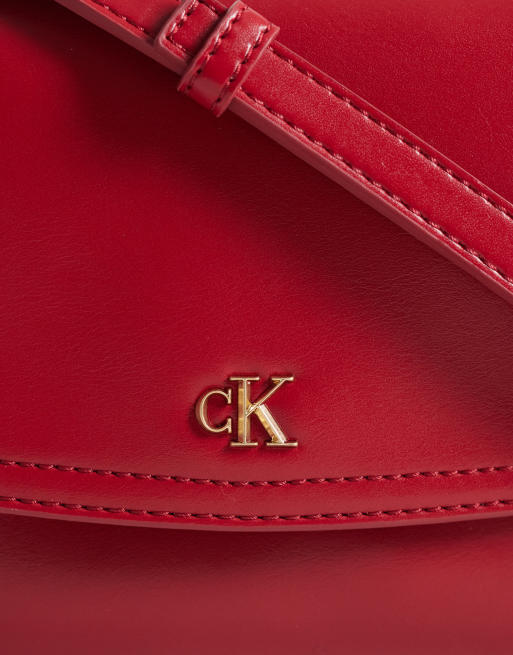 Calvin Klein Kameratasche mit Trageriemen und goldfarbenem Detail in Rot, 3 von 4