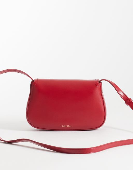 Calvin Klein Kameratasche mit Trageriemen und goldfarbenem Detail in Rot, 4 von 4