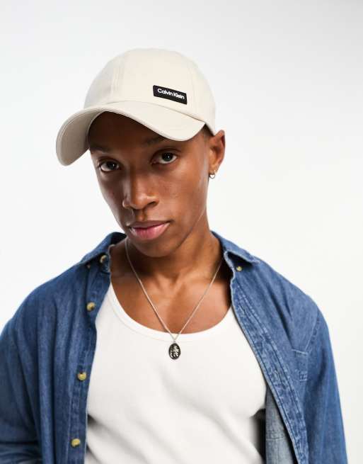 Calvin Klein – Kappe in Ecru mit erhöhtem Aufnäher 