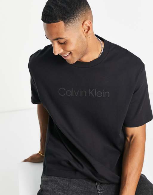Calvin Klein – Kastiges T-Shirt in Schwarz mit mittigem Logo