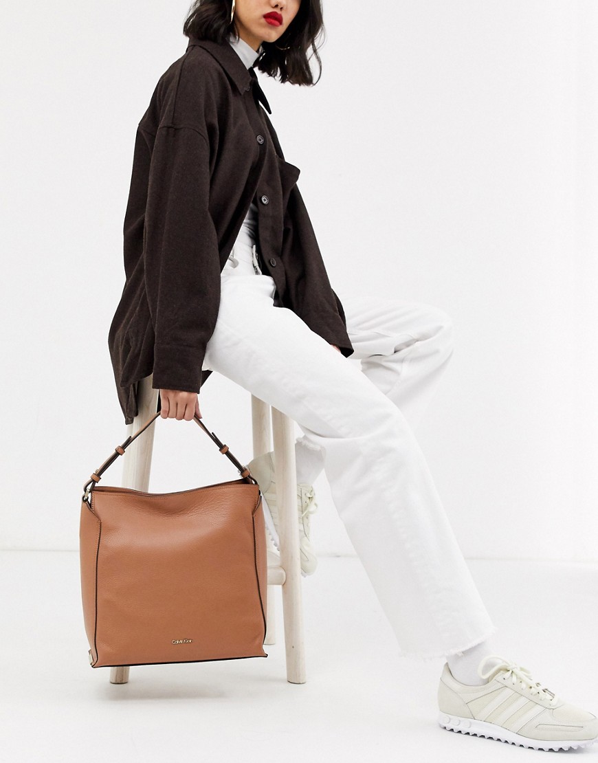 Calvin Klein – Keyla – Ljusbrun axelväska i slouchy modell-Guldbrun