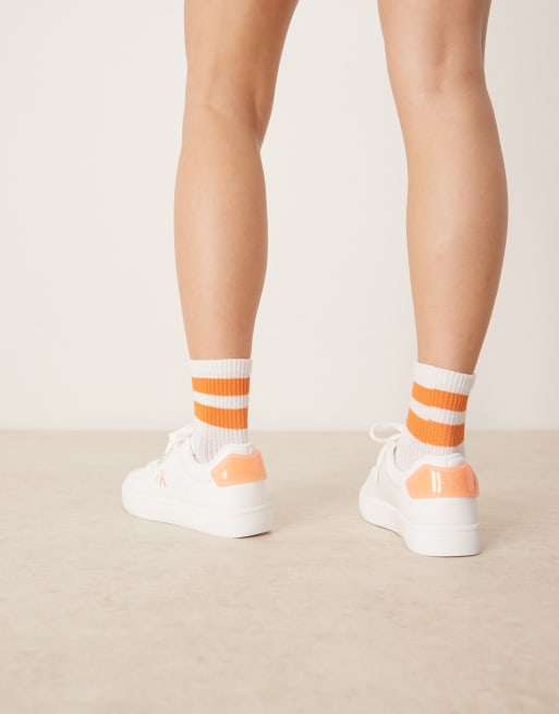 Calvin Klein – Klassische Cupsole-Sneaker in Weiß und Orange, 5 von 5