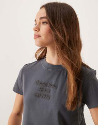 Calvin Klein - Knapp geschnittenes T-Shirt in verwaschenem Schwarz mit Schaumprint