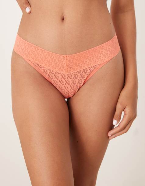 Calvin Klein – Koralowopomarańczowe koronkowe stringi z logo - view 1