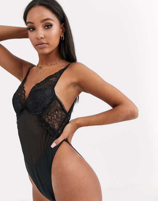 Calvin Klein – Koronkowe body z wysokim wcięciem