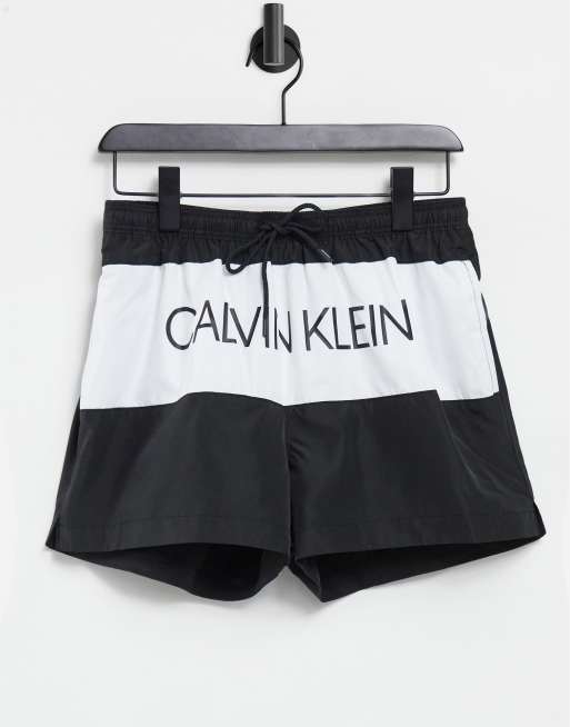 Calvin Klein - Korte badeshorts med stort logo og løbesnor i sort