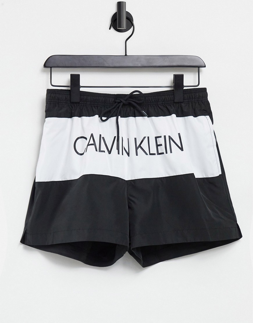 Calvin Klein - Korte zwemshort met trekkoord en groot logo in zwart