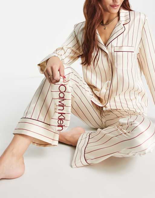 Calvin Klein – Kremowa piżama satynowa w paski, z kołnierzykiem kubańskim oraz maska na oczy – zestaw podarunkowy 