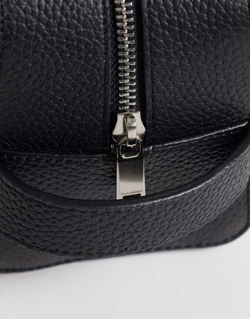 Calvin Klein – Kulturbeutel in Schwarz mit Reißverschluss und Logo-Foliendetail, 3 von 4