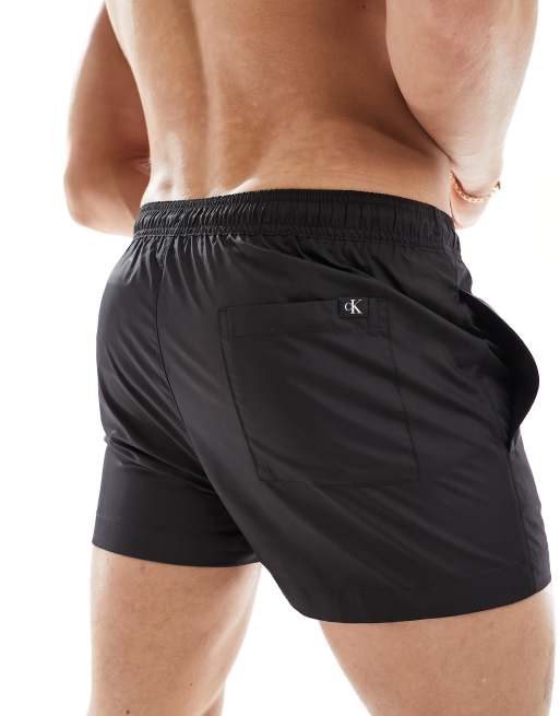 Calvin Klein – Kurze Badeshorts in Schwarz mit Kordelzug und Monogramm, 2 von 4