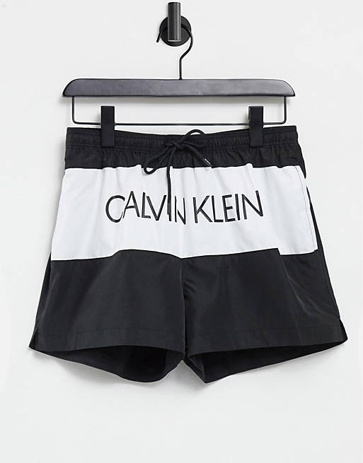 Calvin Klein – Kurze Badeshorts mit Kordelzug und großem Logo in Schwarz |  ASOS