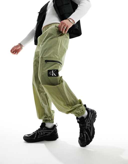 Calvin Klein – Lässig geschnittene Cargohose aus grünem Nylon