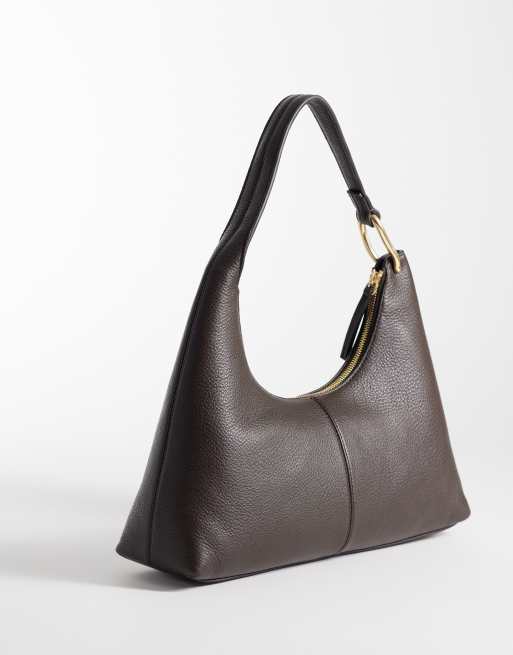 Calvin Klein lässige Leder-Umhängetasche mit goldfarbenen Details in Schokobraun, 2 von 4