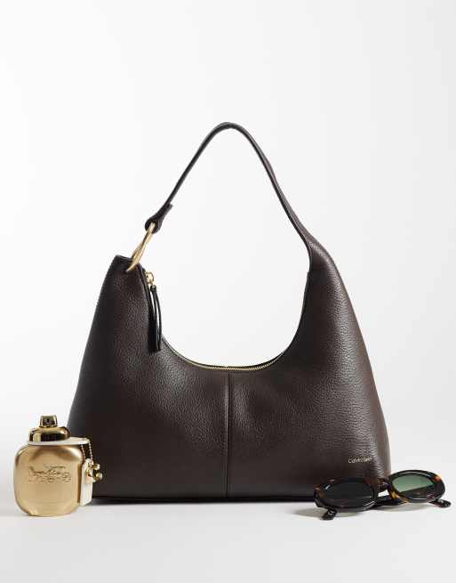 Calvin Klein lässige Leder-Umhängetasche mit goldfarbenen Details in Schokobraun, 4 von 4