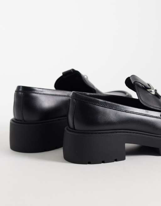 Calvin Klein Leder-Loafer mit grober Sohle und silberfarbenen Metall-Details in Schwarz, 3 von 4