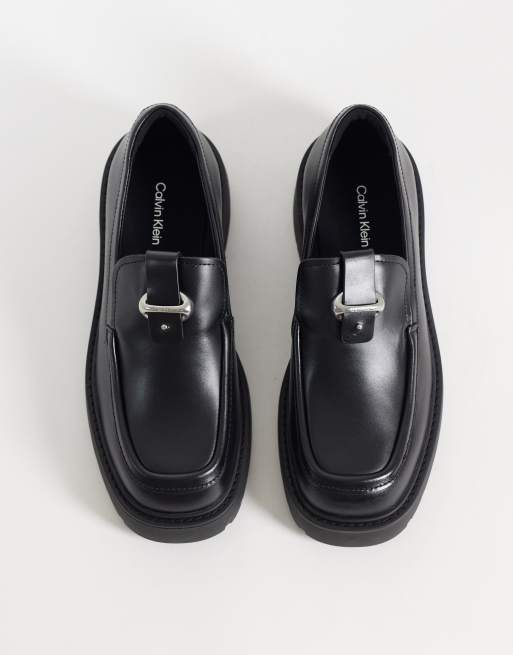 Calvin Klein Leder-Loafer mit grober Sohle und silberfarbenen Metall-Details in Schwarz, 4 von 4