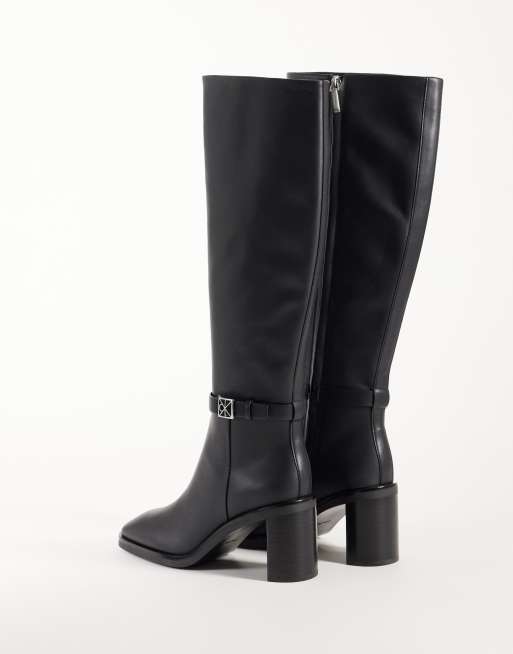 Calvin Klein Lederstiefel mit Blockabsatz und Logo-Schnallendetail in Schwarz, 4 von 4