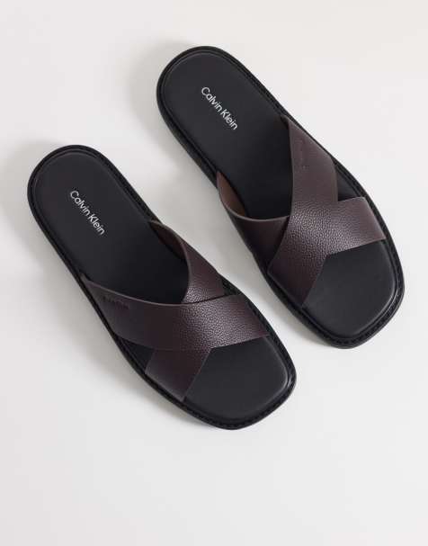 Calvin Klein - Leren sandalen met kruisbandjes in bordeauxrood - view 1