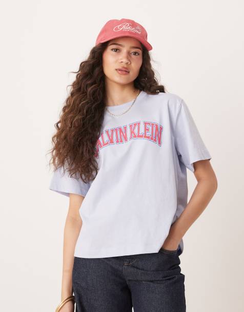 Calvin Klein – Ljusblå t-shirt i collegestil - view 1