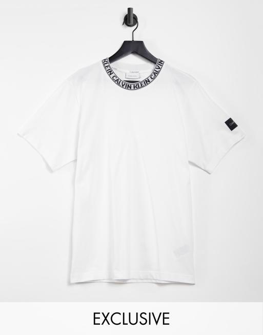 Calvin Klein – Lockeres T-Shirt mit Logo am Ausschnitt in strahlendem Weiß, exklusiv bei ASOS