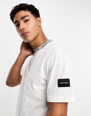 VolcanmtShops | Calvin Klein logo tape collar and side patch t - shirt in  white - Кажани класичний ремінь calvin klein