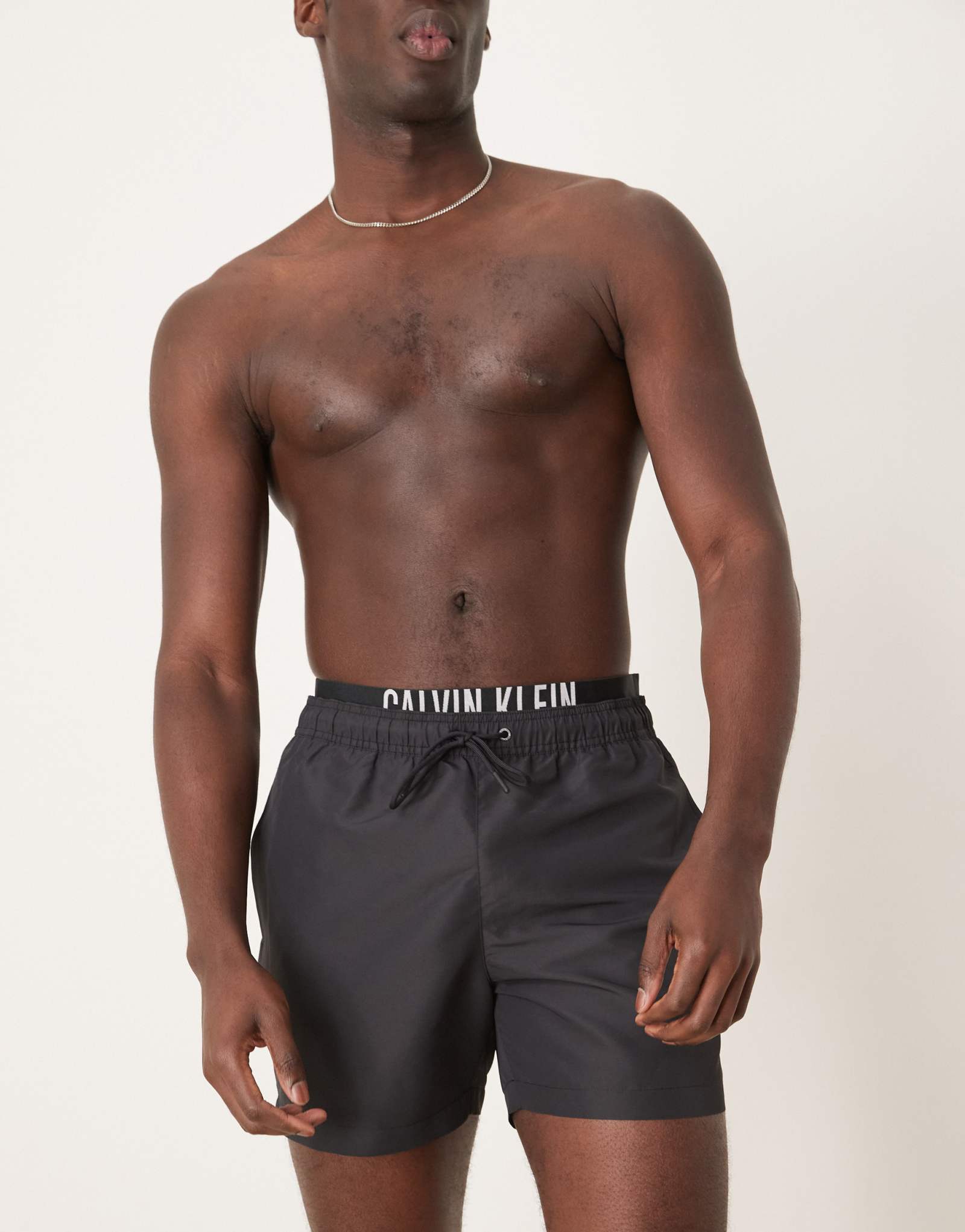Черные плавательные шорты с логотипом Calvin Klein на поясе