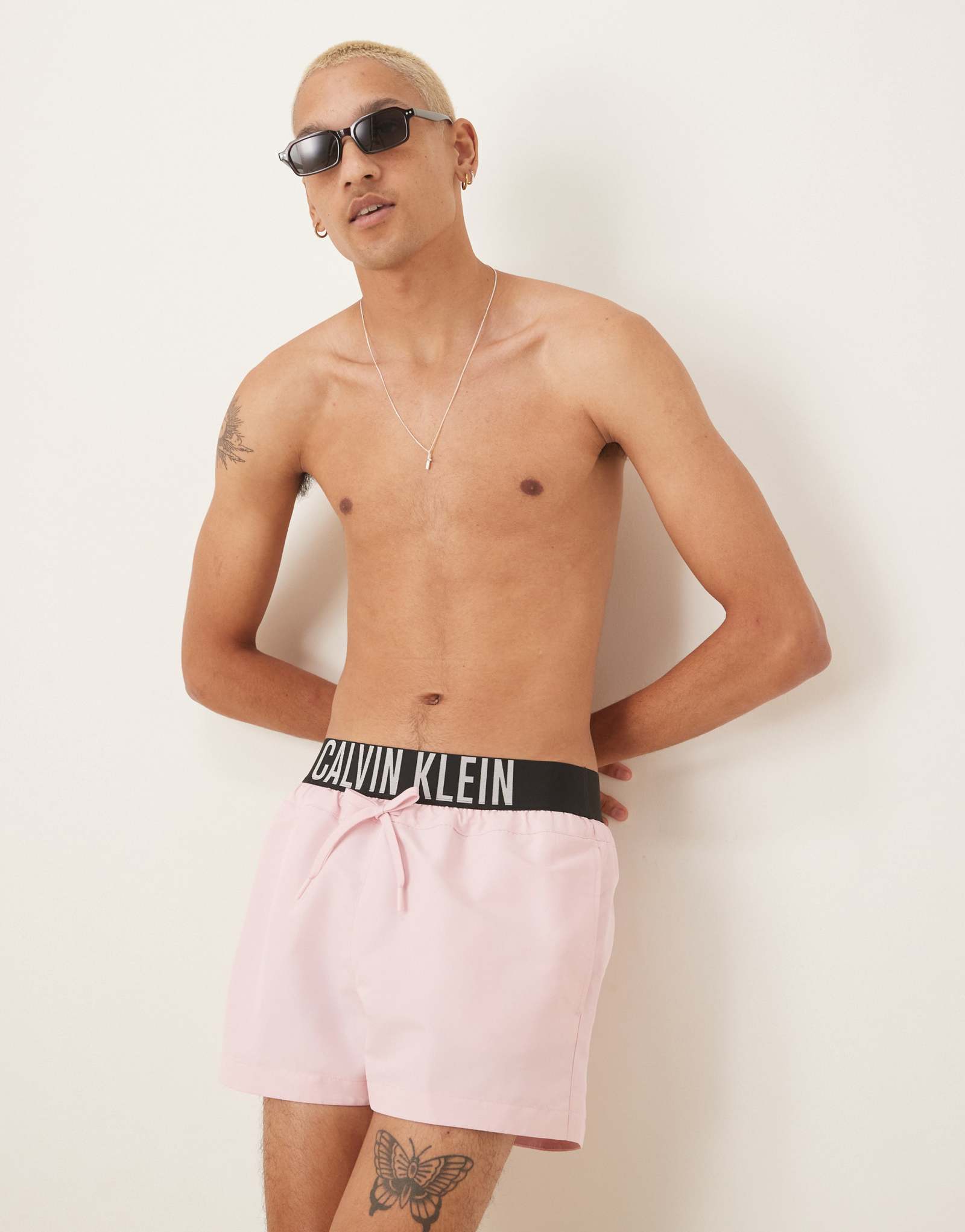 Розовые плавательные шорты с логотипом Calvin Klein на поясе