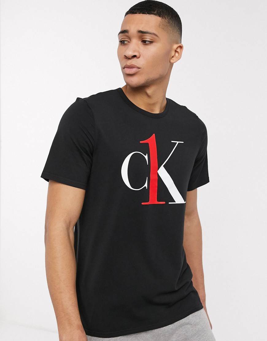 Calvin Klein - Lounge-T-shirt met ronde hals en groot CK One-logo in zwart