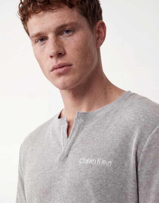 Calvin Klein – Loungewear – Henley-Oberteil in Grau mit Waffelstruktur, Kombiteil, 4 von 5