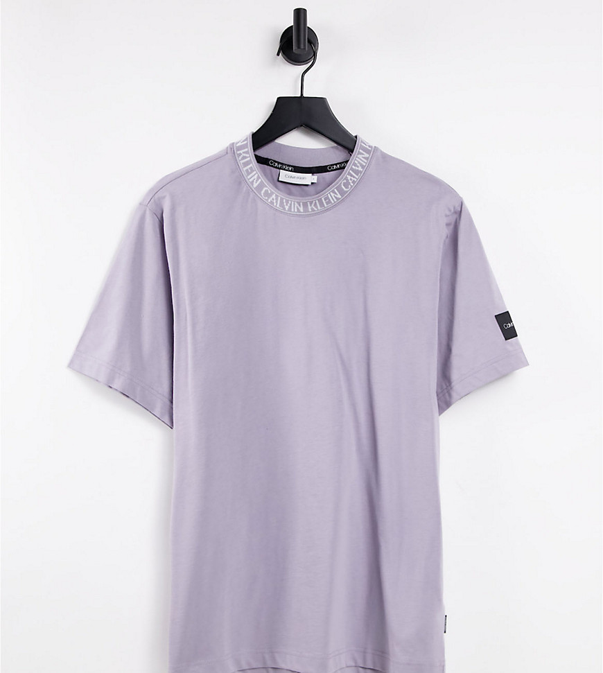 Calvin Klein - Lyslilla løbe-T-shirt med logo i halsen - Kun hos ASOS