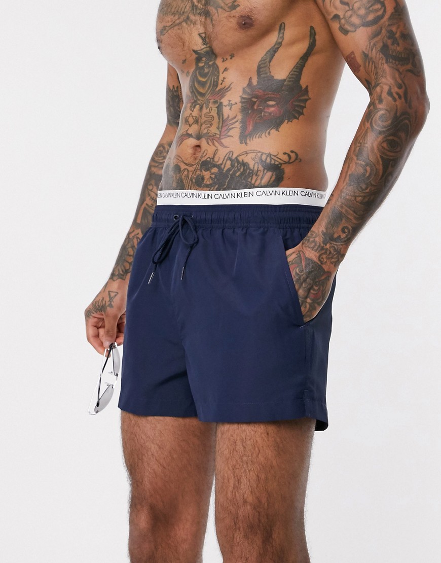 Calvin Klein – Marinblå badshorts med logga och dubbel midjeresår i återvunnet material