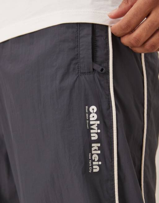 Calvin Klein – Marinblå träningsbyxor i krinklad nylon, 2 av 5