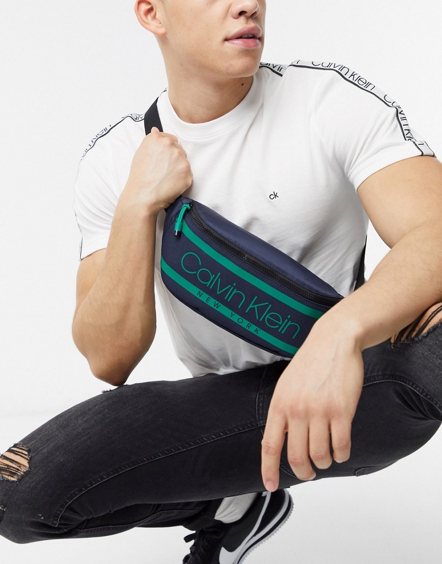 Calvin Klein - Marineblå bæltetaske med stribet logo