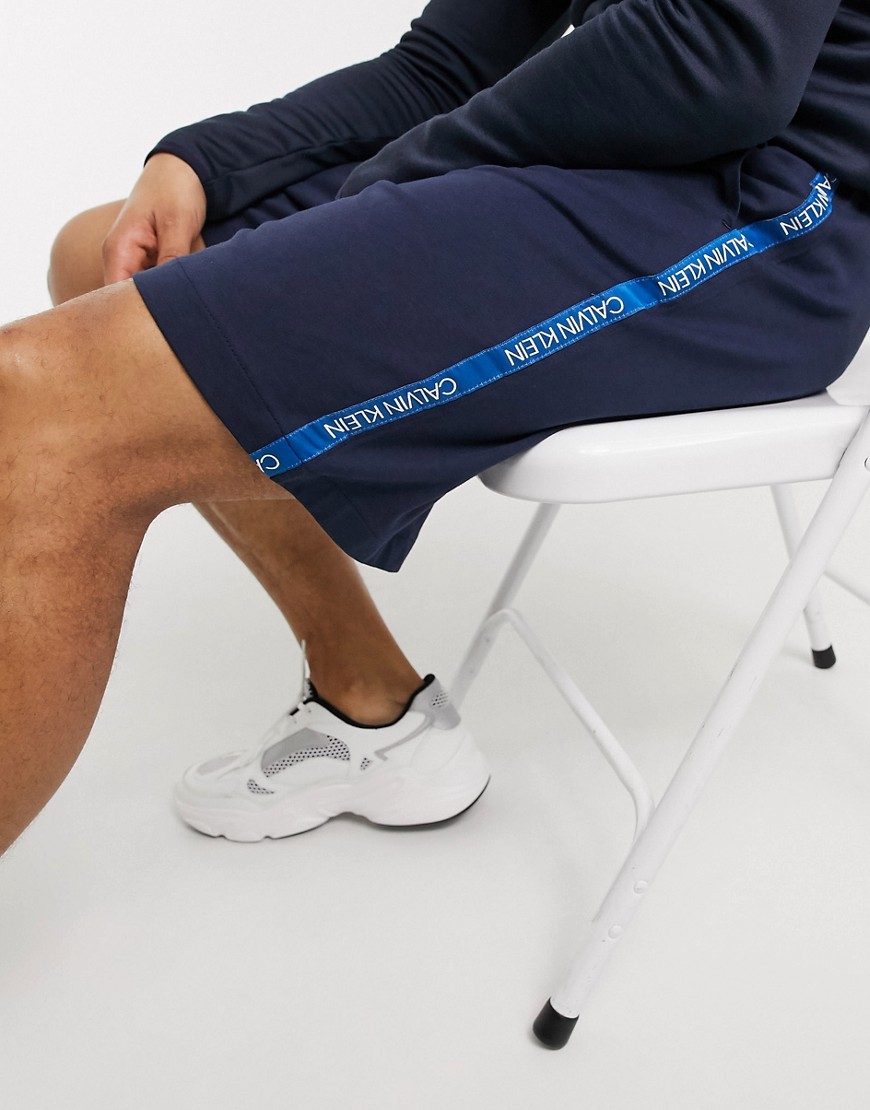 Calvin Klein - Marineblå shorts med logotape